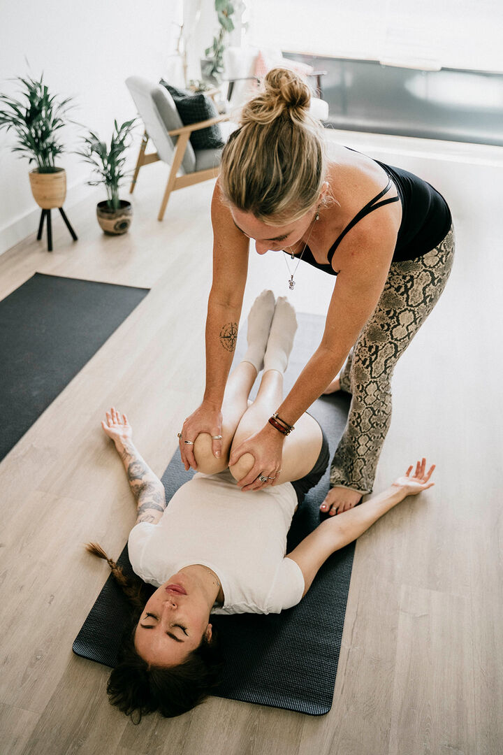 Jantien begeleidt een yogahouding