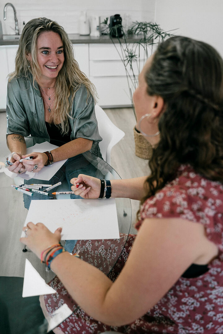 Jantien lachend in een coachgesprek