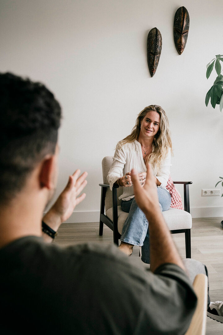 Jantien in gesprek in haar praktijkruimte