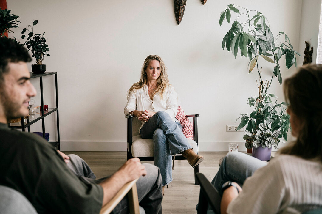 Relatietherapiesessie in de praktijk van Jantien